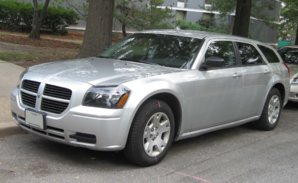 05-07_Dodge_Magnum_SE.jpg