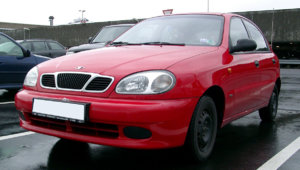 1200px-Daewoo_Lanos_front_20070323.jpg
