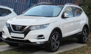 1920px-2017_Nissan_Qashqai_N-Connecta_DCi_15_facelift_Front.jpg