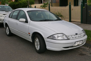 800px-2000_Ford_Falcon_AU_Classic_sedan_2015-11-11_01.jpg