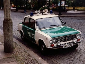 15115_mzd_berlin_green_police_1991_polizei_lada_patrol_nineties_890263jpgd.jpg