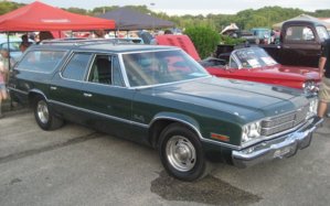 Plymouth_Gran_Fury_Suburban_1975.jpg