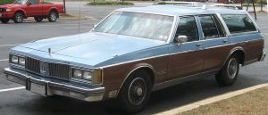 1200px-2nd-Oldsmobile-Custom-Cruiser.jpg