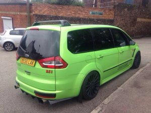 Ford-Galaxy-with-Ford-Focus-RS-inline-five-02.jpg