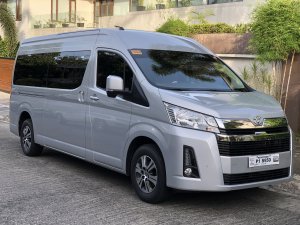 Toyota_HiAce_GL_Grandia_Tourer_van_front.jpg