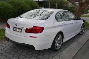2012_BMW_520d_F10_MY13_sedan_2015-07-03_02.jpg