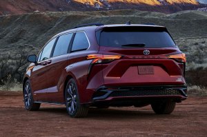 2021-Toyota-Sienna-rear.jpg