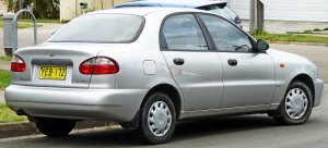 1997_Daewoo_Lanos_T100_SE_sedan_2010-09-23.jpg