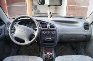 Daewoo_Lanos_T100_-_deska_rozdzielcza.jpg