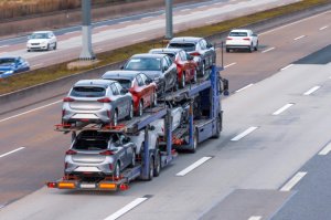 transport-von-neuwagen-auf-einem-anhaenger-mit-einem-lkw-zur-lieferung-an-haendler_165577-54.jpg