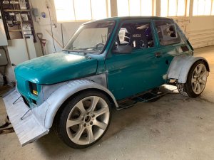 Fiat-126p-z-27-litrowym-silnikiem-V612.jpg
