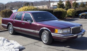 1990_Lincoln_Town_Car_base_front_right.jpg