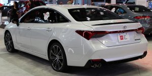 1920px-2019_Toyota_Avalon_Touring_rear_NYIAS_2019.jpg