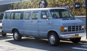 1990_Dodge_Ram_350_Maxi_front_right.jpg