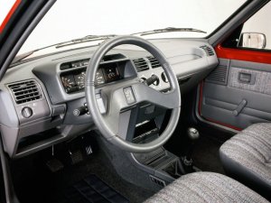 le-design-interieur-de-la-205-est-realise-sous-la-houlette-de-paul-braq-photo-peugeot-1572285391.jpg
