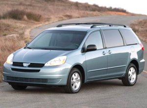 2005-Toyota-Sienna-FrontSide_TTSIELE051_505x375.jpg
