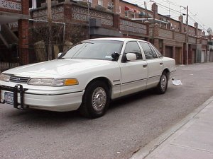 ford-crown-victoria-police-interceptor-p71-loaded-motorola-setina-federal-signal-1.jpg