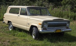 1200px-1975_Jeep_Cherokee_in_beige_front_right.jpg