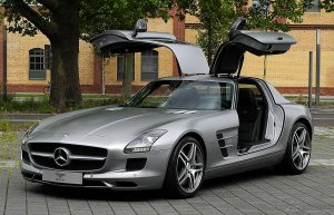 1200px-Mercedes-Benz_SLS_AMG_C_197__Frontansicht_geffnet_10_August_2011_Dsseldorf.jpg