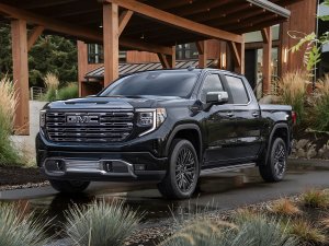 JDPA_2022GMCSierra1500DenaliUltimateFrontQuarterViewconvertio.jpg