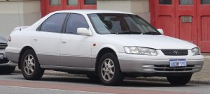 1997-2000_Toyota_Vienta_MCV20R_VXi_sedan_2018-11-02_01.jpg