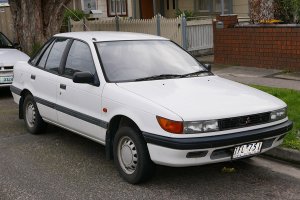 1200px-1991_Mitsubishi_Lancer_CB_GLX_5-door_hatchback_2015-07-14_01.jpg