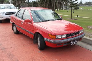 2560px-1990_Mitsubishi_Lancer_CA_SE_5-door_hatchback_26832342536.jpg