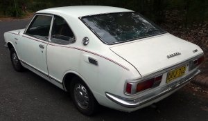 1920px-1973_Toyota_Corolla_Deluxe_coup_KE25-D_06.jpg