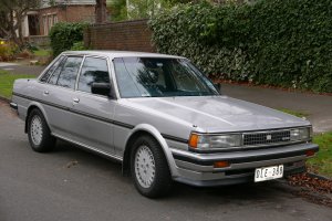 1988_Toyota_Cressida_MX73_GLX-i_sedan_2015-07-09_01.jpg
