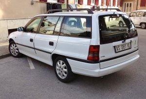 1280px-Opel_Astra_F_Caravan_17_TDS_Club_rear.jpg