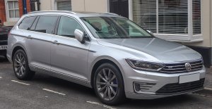 1920px-2018_Volkswagen_Passat_GTE_Advance_S-A_14_Front.jpg