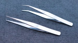 1920px-Tweezers_made_of_martensitic_stainless_steel_JIS_SUS410.jpg