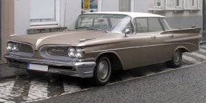 1959_Pontiac_Catalina_Vista_HT_sedan_in_Bruges.jpg