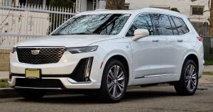 2020_Cadillac_XT6_Premium_front_3220.jpg