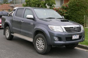 2013_Toyota_HiLux_KUN26R_MY12_SR5_4-door_utility_2015-08-07_01.jpg