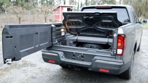 2017_Honda_Ridgeline_RTL_dual-action_tailgate_and_in-bed_trunk.jpg