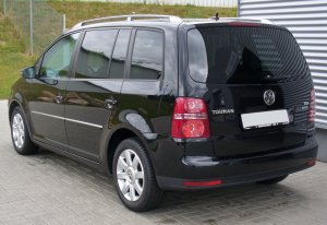 VW_Touran_19_TDI_BlueMotion_Technology_Highline_Deep_Black_Heck.jpeg
